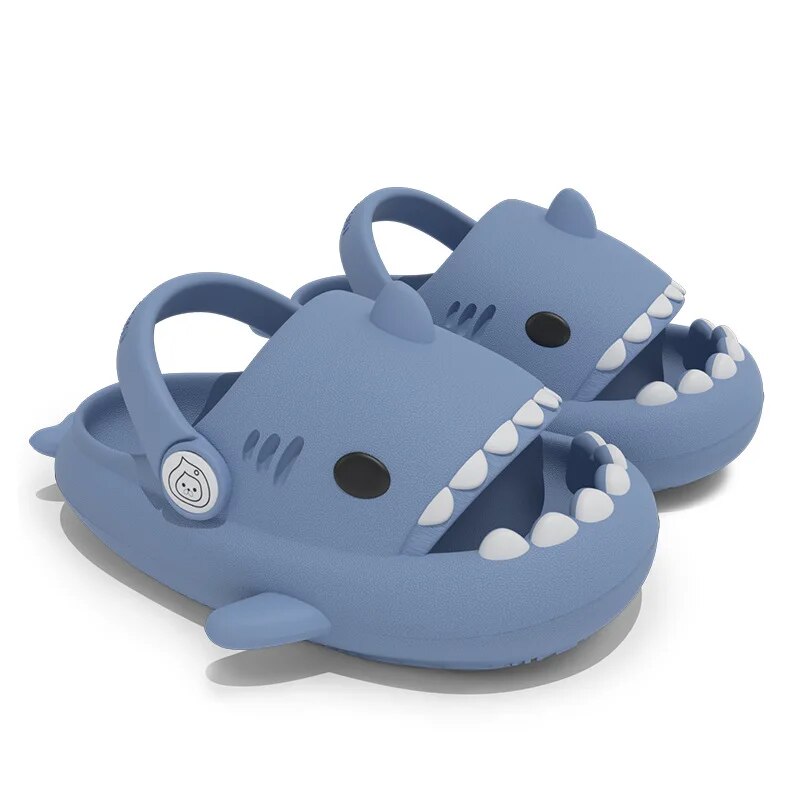 Zapatillas de tiburón para niños para uso de verano, sandalias antideslizantes bonitas con dibujos animados anticolisión para niños y cueva con agujeros para bebés