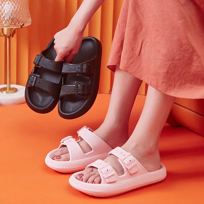 Zapatillas de plataforma gruesa con hebilla a la moda para mujer, sandalias deslizantes de nube eva de suela blanda para el hogar para mujer, chanclas antideslizantes de playa de verano 2024